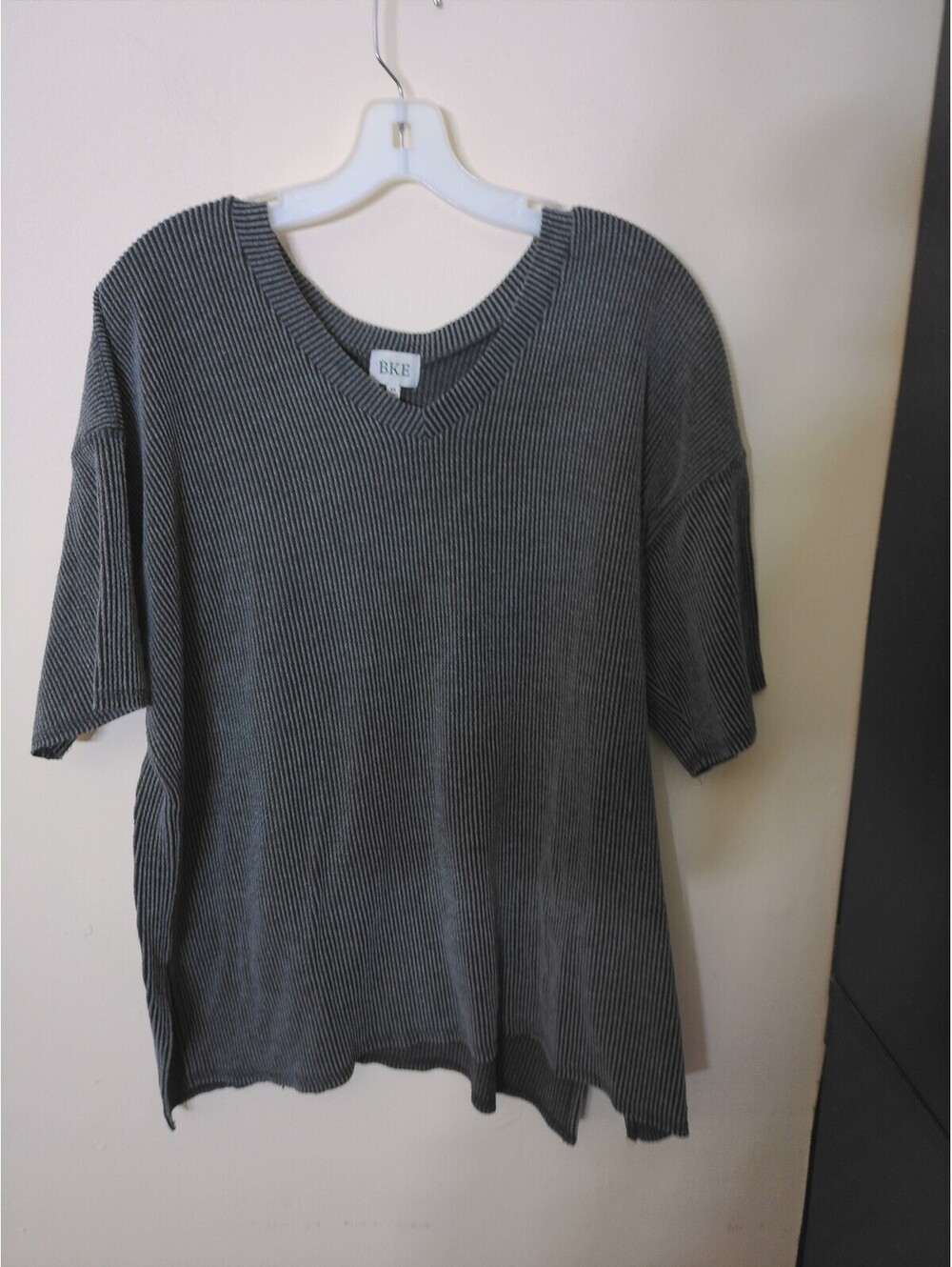 BKE Womens T-Shirt Size M Gray Striped Plisse Ribbed Knit Top V-Neck Slouchy